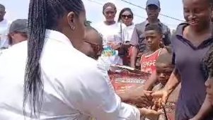 Libreville / Journée  récréative&nbsp;: Eliane Frida Midoungani donne du sourire aux enfants de la périphérie de Bambouchine 