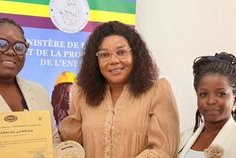 Awards  Makongonio 2025&nbsp;: la laureate Denise Billogue dédie son prix à la Ministre de la femme 