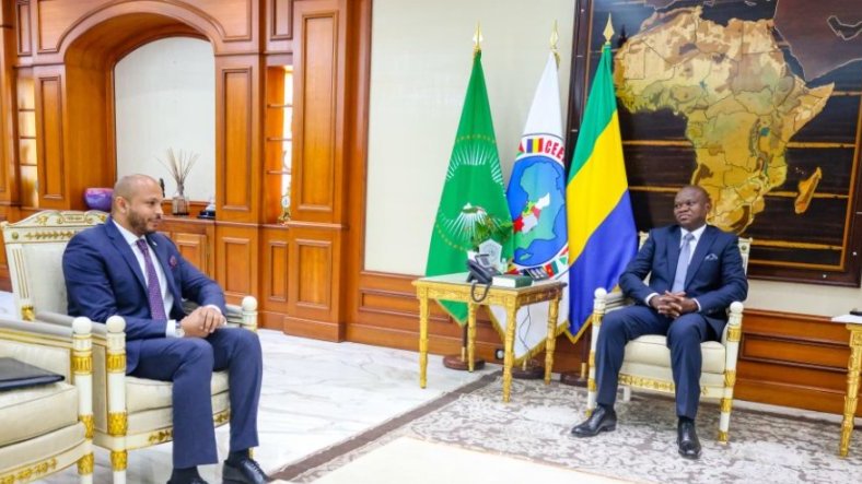 Brice Clotaire Oligui Nguema échange avec le Secrétaire général de l’OEACP