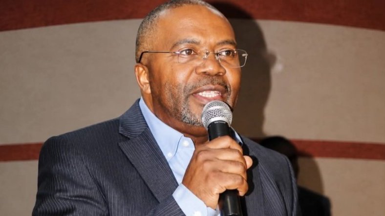Gabon / Pagne obligatoire le vendredi&nbsp;: entre sarcasmes et critiques de fond, Michel Ongoundou Loundah appelle à une véritable politique industrielle