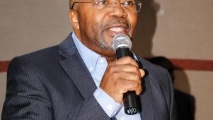 Gabon / Pagne obligatoire le vendredi&nbsp;: entre sarcasmes et critiques de fond, Michel Ongoundou Loundah appelle à une véritable politique industrielle