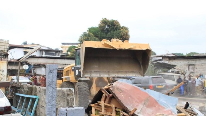 Libreville : la mairie désencombre le quartier STFO pour libérer l’espace public