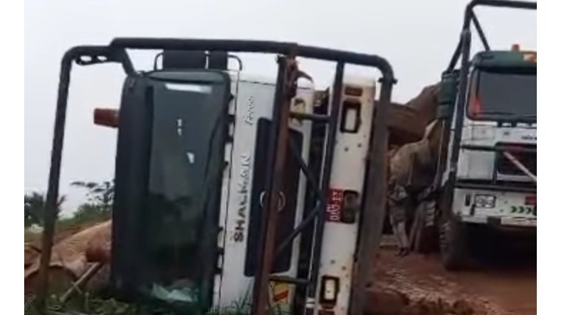 Mouila&nbsp;: le pont de Doussama impraticable après un croisement de deux grumiers 